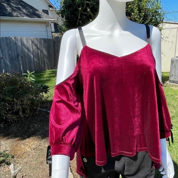 NWT ROMEO & Juliet Couture Burgundy Velvet Open Tie Back Cold Shoulder Top - Picture 3 of 12